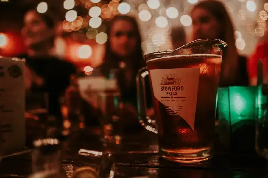 Gäste stoßen im Broderick Irish Pub an