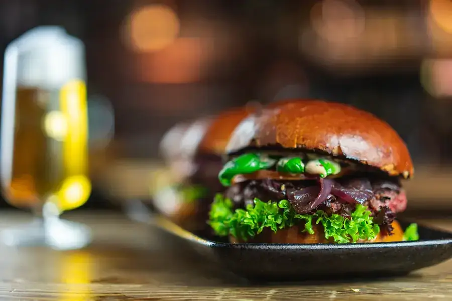 Burger aus der Broderick-Küche mit frisch gezapftem Bier