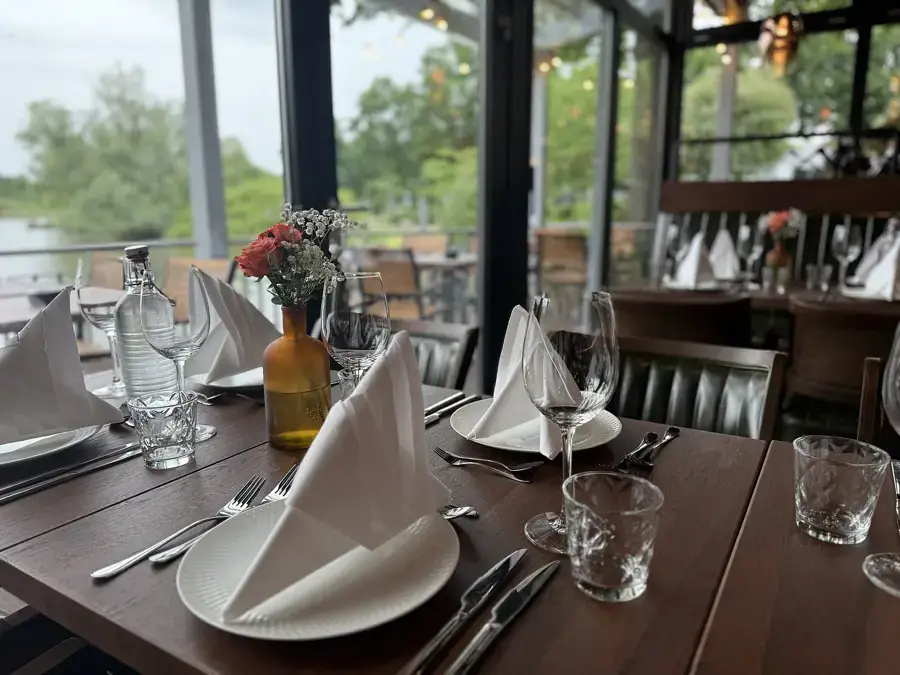 Festlich eingedeckter Gastraum bei Harry's – Haus am See