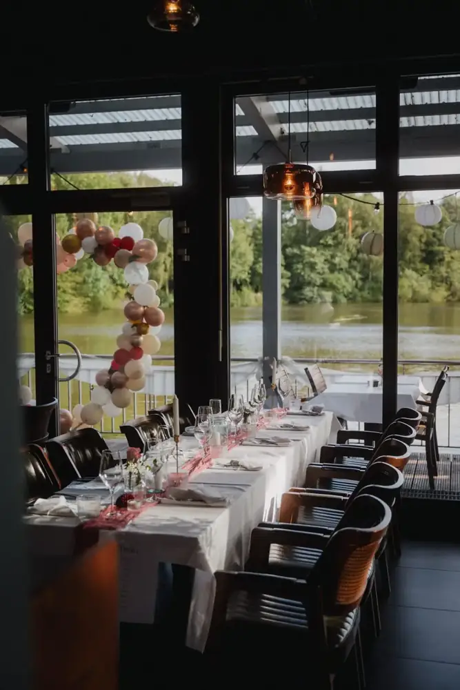 Lange Hochzeitstafel bei Harry's – Haus am See