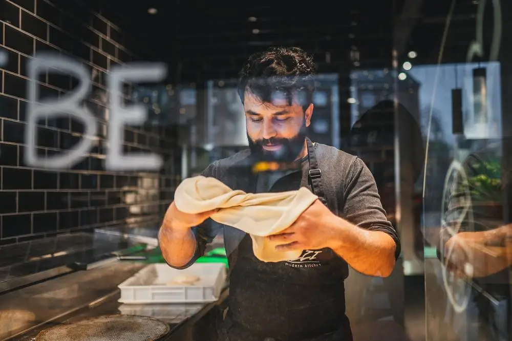 Pizzaiolo in der Showküche des Lugacci